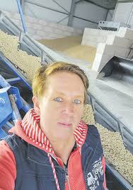 Deutlich sind die Spuren der Verwüstung zu sehen, die der Borkenkäfer in  den Rinden der hier im Langgönser „Wehrholz“ ein