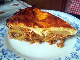 Ceapa se toaca marunt si se pune la calit in ulei. Reteta Musaca De Cartofi Cu Carne Tocata Si Sos De Rosii Moussaka Musakka