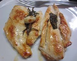 Va cotta in olio extravergine d'oliva e burro, insaporiti con rosmarino, aglio e pepe. Petto Di Pollo Saltato In Padella La Lunadei Golosi