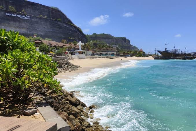 Daya Tarik Pantai Melasti, Aktivitas Seru, dan HTM Tahun 2026