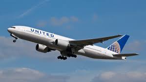 A united airlines flight landed safely at denver international airport on saturday after its right engine failed, the federal aviation administration said, with dramatic images showing debris from the plane scattered on the ground. Bllzoxgrxr66xm