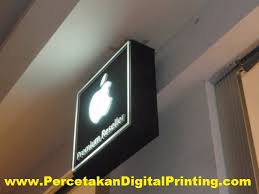 Tampak jelas sekali tulisan nama toko yang terlihat pada malam hari, hal ini membuat calon pembeli dapat dengan mudah menemukan toko handphone tersebut. Jasa Buat Neon Box Dan Pasang Di Cibubur Garansi Tahan Lama Jasa Percetakan Digital Printing Spanduk Dan Alat Promosi