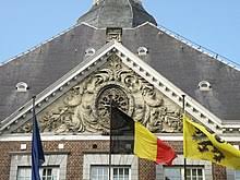 Mit 374 einwohnern pro km² zählt belgien zu den am dichtesten besiedelten staaten. Flag Of Belgium Wikipedia