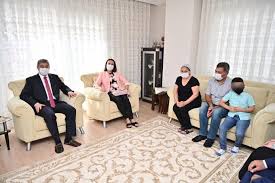 Vali Yilmaz Ve Esi Senay Yilmaz Hanimefendi Koruyucu Ailelere Ziyaret