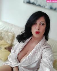 Italian ex-showgirl turned MILF  Linda Lorenzi  linda_lorenzi_official  Nude Leaked OnlyFans Photo 11 - Fapello