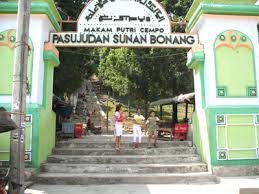Surau ponolawen, merupakan wisata ziarah, terdapat makam keramat yang konon merupakan makam syekh penyebar agama islam pertama didaerah tersebut, terletak di desa pagiyanten berbatasan dengan desa kedungsukun. Putri Champa Pengikut Setia Sunan Bonang Suarabaru Id