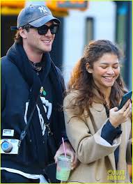 Jacob has met zendaya's own family, and everyone adores him. Jacob Elordi Gives Zendaya A Kiss During Casual Nyc Outing Photo 4429092 Jacob Elordi Zendaya Pictures Just Jared