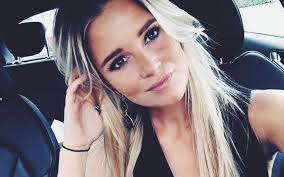 Roxanne, de knappe vriendin van Mathieu van der Poel, trekt haar kleren uit