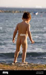 Kleiner Junge nackt nackt oder nackt von hinten mit Blick auf das Meer in  Zypern Stockfotografie - Alamy