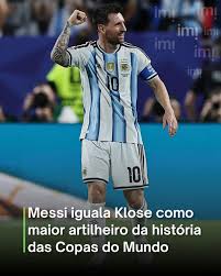 Em noite hist&oacute;rica, Lionel Messi comandou a vit&oacute;ria da Argentina por 3 a 0 sobre a Arg&eacute;lia nesta ter&ccedil;a-feira (16) e alcan&ccedil;ou duas marcas gigantescas: tornou-se o primeiro jogador a atuar em