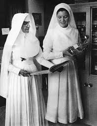 Sisters Of Mercy In The Traditional Nursing Nuns Habit And The Modified Habit Transition In 1966 Nuns Habits Sisters Of Mercy Vintage Catholic