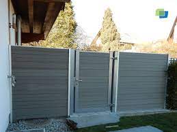 Grundsätzlich geht man beim modernen sichtschutz im garten von einer geraden und ruhigen linienführung aus. Sichtschutz Eingebauten Einer Wpc Mit Trmit Einer Eingebauten Tur Backyard Fence Decor Backyard Gates Backyard Sheds