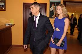 Testom bolo podrobených vyše 4000 ľudí. Po Letech Se Ukazala Babisova Dcera Vivien Z Tatinkovy Holcicky Roste Puvabna Slecna