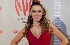 View credits, reviews, tracks and shop for the 2005 cd release of sweat on discogs. Hadise Zwaar Onder Vuur Daar Zal Ze Nog Spijt Van Krijgen Showbizz 24