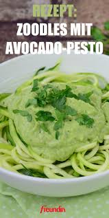 Diese Zoodles Mit Avocado Pesto Stehen Ruckzuck Auf Dem Tisch Und Sind Super Gesund Leckere Gesunde Rezepte Zoodle Rezepte Zoodles Rezept