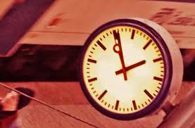 În urma acestui vot, statele membre care preferă să rămână la ora standard, cunoscută şi drept ora de iarnă, vor face această ultimă schimbare în ultima duminică a lunii octombrie 2021. De Ce Nu Se Mai SchimbÄƒ Ora De IarnÄƒ Deloc È™i Cand IntrÄƒ In Vigoare Impact