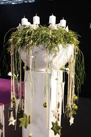 Edel In Weiss Adventsgesteck In Einer Schale Mit Weissen Kerzen Und Hangender Weihnachtsdekoration Nordische Weihnachten Adventsgesteck Weihnachtsdekoration