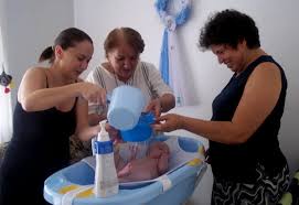 Sonuç olarak, sizin için rahat olabilecek banyo suyu onun için fazla sıcak son olarak, bebeğiniz ilk birkaç banyosunda ağlar ise şaşırmayın. Bir Anadolu Gelenegi Olan Kirklama Merasimi Nasil Yapilir Gebe Com