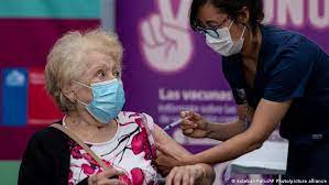 El proceso de vacunación en chile sigue encontrándose entre los más exitosos del mundo, con la administración de dos dosis al 50,6% de la población, pero el número de contagios volvió a aumentar. La Contradiccion Chilena Por Que El Exito De La Vacunacion No Frena La Pandemia Chile En Dw Dw 22 03 2021