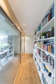 Einfamilienhaus Flachdach Uberdachte Terrasse Massivbau L Form Moderne Architektur L Form Klares Design Moderne Architektur Architektur Einfamilienhaus