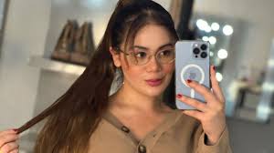 Cuidado te resbalas le dicen a Cintia Cossio por fotos bañada en aceite