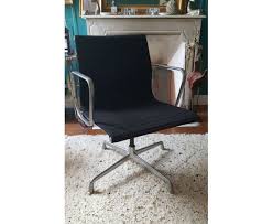 In addition to the smaller size, this version does not have the file drawer that the larger. Ea 107 Eames Office Chair Edition Herman Miller 1959 1972 Selency
