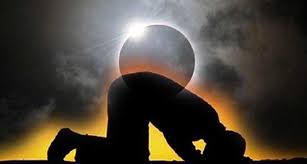 Cara mengerjakan shalat gerhana bulan dan gerhana matahari apabila shalat gerhana bulan dan gerhana matahari tersebut dilaksanakan seperti shalat biasanya yakni 2 raka'at dengan 2 rukuk artinya : O51yqzcrgt3f M