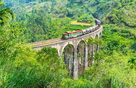 El Tren Viaja A Lo Largo Del Puente Nine Arch, Rodeado De Laderas De  Montañas Con Exuberante Vegetación, Damodara, Ella, Sri Lanka. Fotos,  retratos, imágenes y fotografía de archivo libres de derecho.