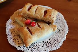 Disponete le girelle su una teglia rivestita con carta da forno e infornate a 180 °c per 15 minuti. Sfogliatine Ripiene Di Crema E Marmellata Di Amarene Donnepasticcione