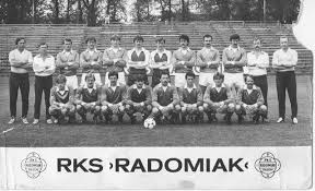 Ponadto informujemy, że renegocjonowana została umowa z. Pamietacie Radomiaka W Ekstraklasie Unikatowe Zdjecia Z Sezonu 1984 85 Po 36 Latach Zieloni Ponownie Zagraja W Ekstraklasie Zdjecia Echo Dnia Radomskie