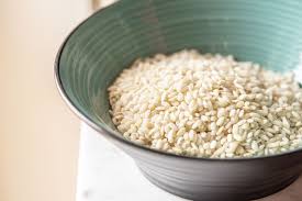 In una pirofila da forno versate 6 o 7 cucchiai si sugo e dei fiocchetti di burro, sopra sistemate i gobbi fritti poi copriteli con il sugo, altri fiocchetti di burro e moltissimo parmigiano. Prepariamo La Parmigiana Di Gobbi Piatto Tradizionale Del Natale Umbro Dove Mangiare In Umbria