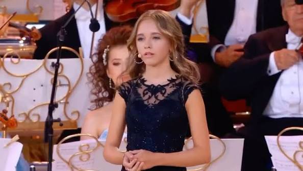 🥹 this took my breath away.. André Rieu with then 15-year-old Emma Kok.  Song-Voila, Just beyond beautiful., (I tried turning off the captions, it  didn’t work)