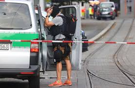 Bei den todesopfern der messerattacke von würzburg handelt es sich laut unterfrankens polizeipräsident gerhard kallert um drei frauen. Fbjg 56ytvz4jm