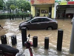 Banjir kilat merupakan bencana yang sering berlaku di negara kita. Hujan Lebat Sampah Tersekat Punca Banjir Kilat