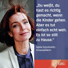 Eltern mit älteren Kindern kennen es: Plötzlich ist der Nachwuchs flügge  geworden. Wie sich das für sie anfühlt, hat Schauspielerin Aglaia  Szyszkowitz auf dem Roten Sofa erzählt. 📺  https://1.ard.de/Aglaia_Szyszkowitz