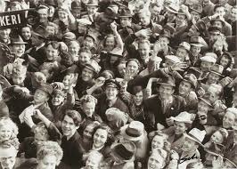 Mit der projektion möchte berlin ein signal, eine botschaft senden und 75 jahre nach dem ende des zweiten weltkrieges den alliierten für die befreiung europas vom nationalsozialismus danken», hieß es von der kulturprojekte berlin gmbh. Thank You Merci Cpasibo Tag Der Befreiung 030