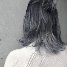 たっぷりのハイライトに 根元中間はグレーで毛先にホワイトシルバーを メッシュでブルーも入れて欲張りカラー ヘアカラー 青 髪の毛カラー 髪 色 シルバー