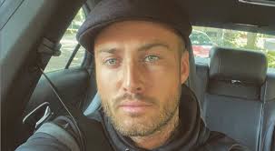 Dave roelvink (amsterdam, 13 maart 1994) is een nederlands model, dj en mediapersoonlijkheid. Zo Zien Donny En Dave Roelvink Eruit Zonder Neptanden