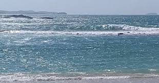 Sente numa das mesas da frente na areia em um dos quiosques e espere a maré subir, fica natureza exuberante! Amantes Do Surf Praia Das Conchas Cabo Frio Rj 11 05 19