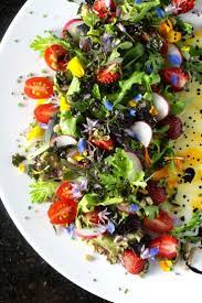 Eat Flowers Be Happy Edible Flower Salad Taste With The Eyes In 2020 Edible Flowers Recipes Pretty Food Fancy Salads