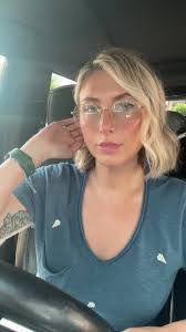 Kelly Bartley's Instagram, Twitter & Facebook