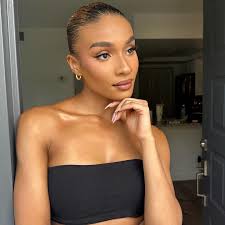 AFTER HOURS W/ @alelwilson // makeup by me ✨ • • • • • • #mua #softglam  #bronzemakeup #miamimua #mualife #miamimakeupartist