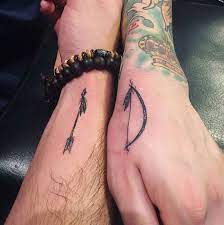 Tatuaje Pareja Arco Y Flecha Tatuajes Que Hacen Juego Tatuajes Minimalistas Tatuajes A Juego Para Parejas