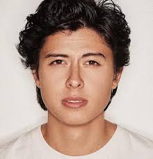 Jordan Connor, ator da série Riverdale, pede a namorada em noivado e se  declara