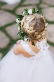 Zu den beliebtesten frisuren für dünne haare empfehlen sich viele stufungen in der länge, die volumen verschaffen. 1001 Ideen Fur Kommunionfrisuren Fur Madchen Und Nutzliche Tipps Zum Fest Kommunion Frisuren Kommunion Frisur Madchen Blumenmadchen Kleid