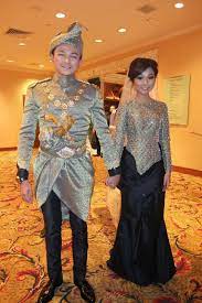 Baju tradisional melayu baju tradisional melayu merujuk kepada baju tradisional orang melayu, terutamanya baju melayu dan baju kurung. Pin By Nur Nasriah On Songket Is The Love Songket Wedding Dress Wedding Costumes Wedding Outfit
