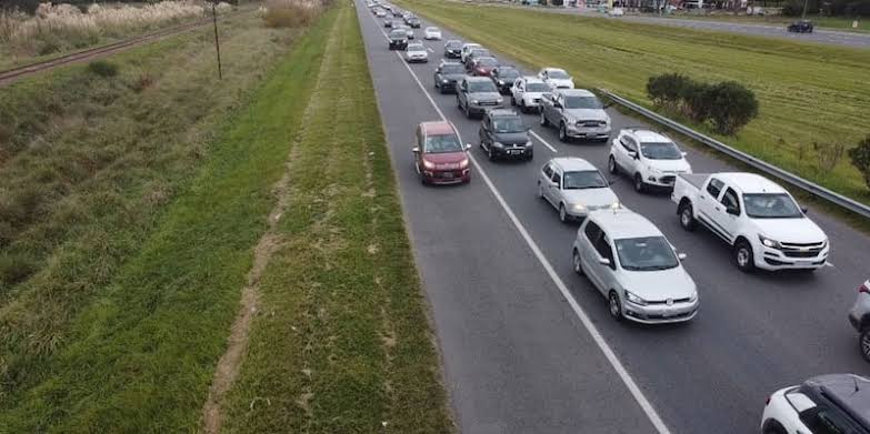 Circular por la banquina: la infracción que siempre cometen los conductores  y lo niegan - Radio Mitre