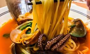 Simak ulasannnya sampai tuntas, ya, parents! Resep Jjamppong Mie Kuah Pedas Seafood Korea