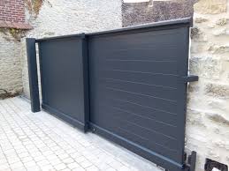 Avec une télécommande de portail, tout se fait en un seul clic. Motorisation De Portail Invisible Integree Dans La Traverse Basse Du Portail Systeme Qui Allie Esthetisme Et Performance Qui S Adapte Parti Sichtschutz Sicht