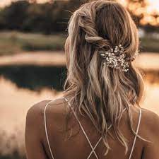 Dalle acconciature sposa con capelli medi a quelle per tutti i giorni, le pettinature per capelli di media lunghezza spesso vengono bistrattate rispetto a . Stai Cercando Un Semiraccolto Per Il Tuo Matrimonio Da Chi Farlo